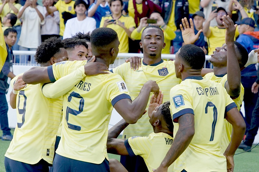 Ecuador, con doblete de Félix Torres, remonta a Uruguay y sale del puntaje negativo