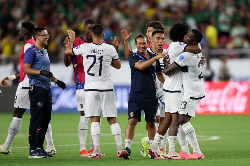 Ecuador, con poco juego y pasando apuros, sostiene el empate contra México y avanza a cuartos