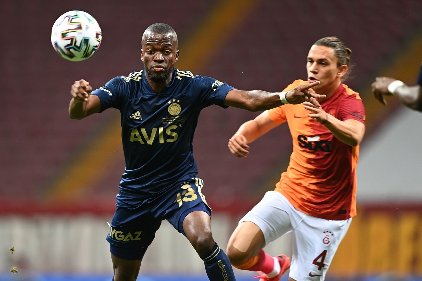 Enner Valencia, expulsado a los 22 minutos en derrota del Fenerbahce