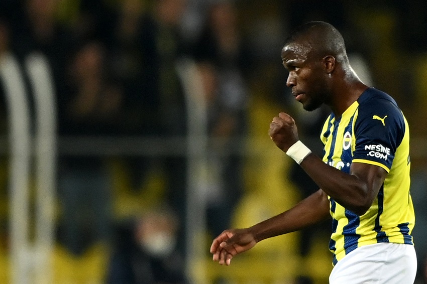 Enner Valencia pide disculpas tras la expulsión y asume responsabilidad por la caída del Fenerbahce