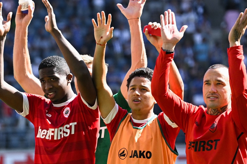 William Pacho se va consolidando en Bélgica y aporta con asistencia en remontada de Royal Antwerp