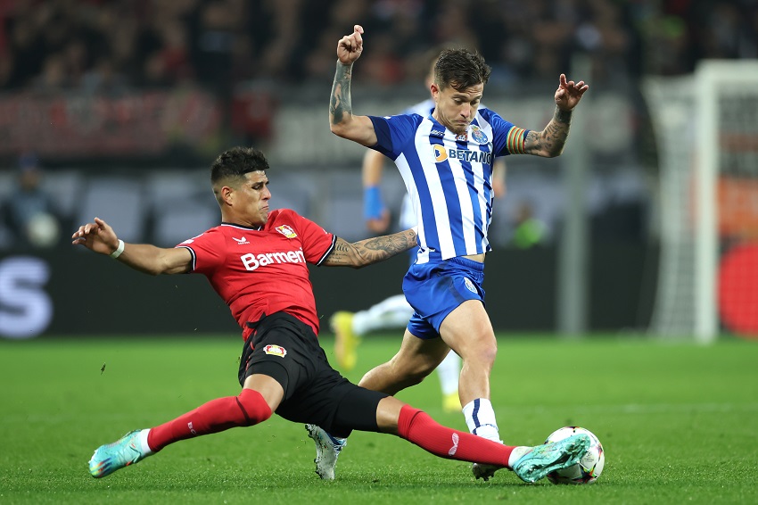 Piero Hincapié, titular en un Leverkusen que pierde ante el Porto y se complica