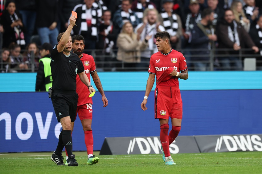 Piero Hincapié expulsado Bayer Leverkusen