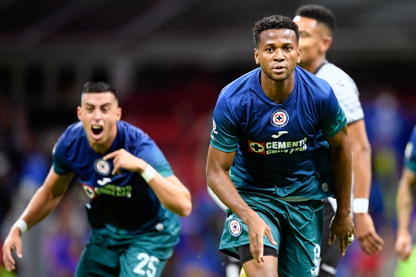 Michael Estrada participa con un gol en la remontada de Cruz Azul sobre León