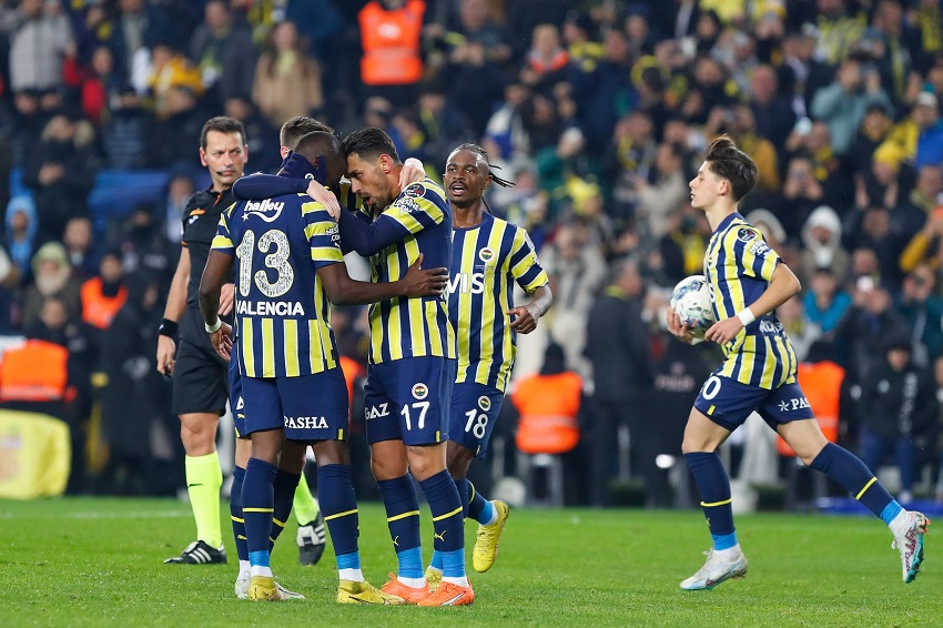 Enner Valencia mantiene su buen momento, anota un gol y da el empate a Fenerbahce