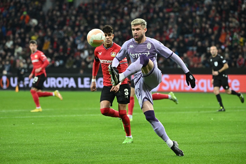 Bayer Leverkusen, con Hincapié de titular, cae de local en partidazo ante Mónaco en Europa League