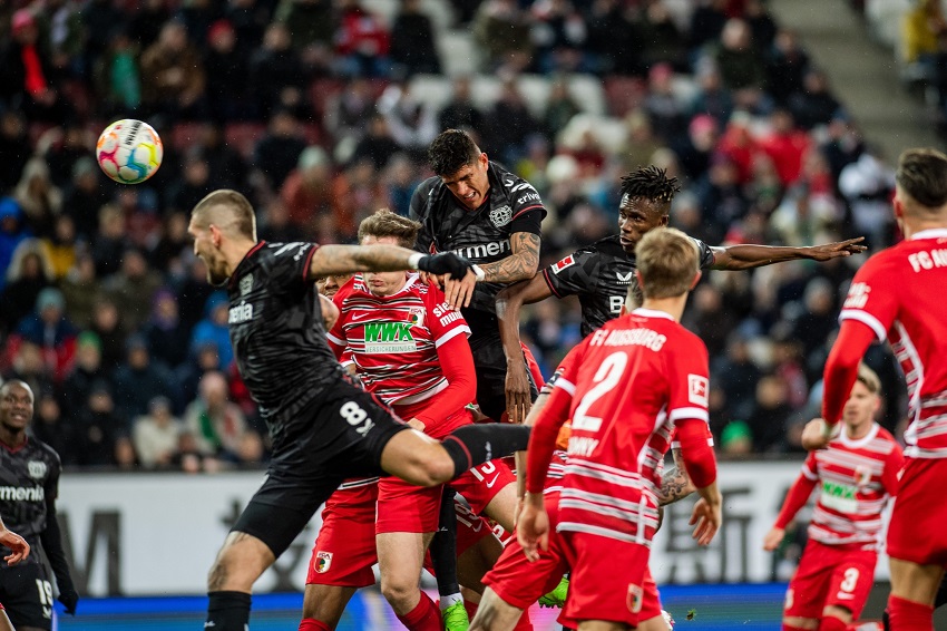 Bayer Leverkusen, con Piero Hincapié de titular, sufre derrota ante Augsburgo