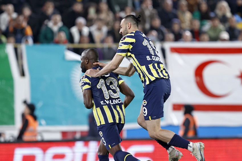 Enner Valencia brilla con doblete de penal y lidera la reacción del Fenerbahce