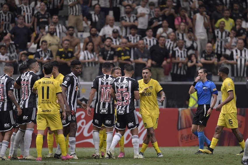Atlético Mineiro vence a Peñarol en duelo con presencia de Alan Franco y Byron Castillo