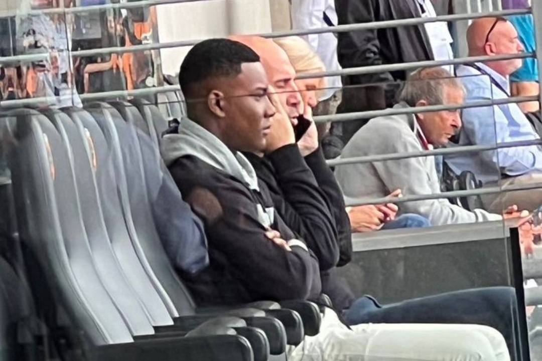 Óscar Zambrano, presente en el estadio para observar el partido de Hull City frente a Bristol
