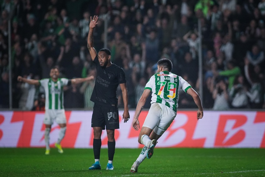 Ronie Carrillo vuelve a anotar y lidera el triunfo de Juventude sobre Corinthians