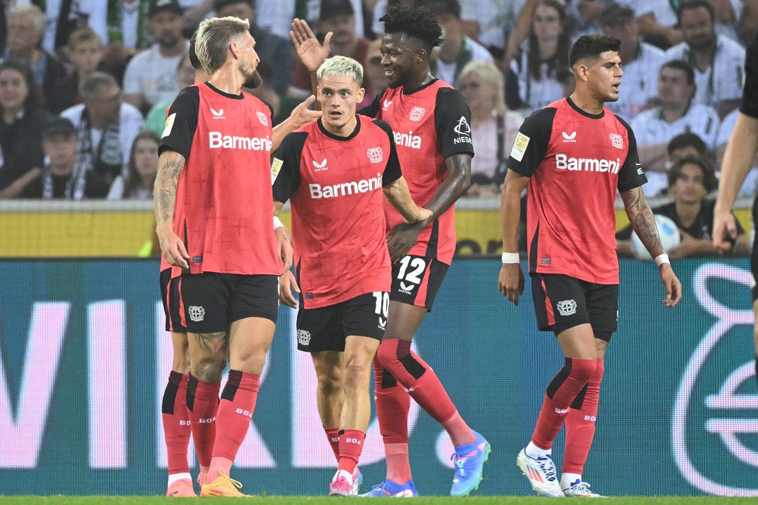 Bayer Leverkusen, con Piero Hincapié de titular, inicia la defensa del título con triunfo agónico ante Borussia Mönchengladbach