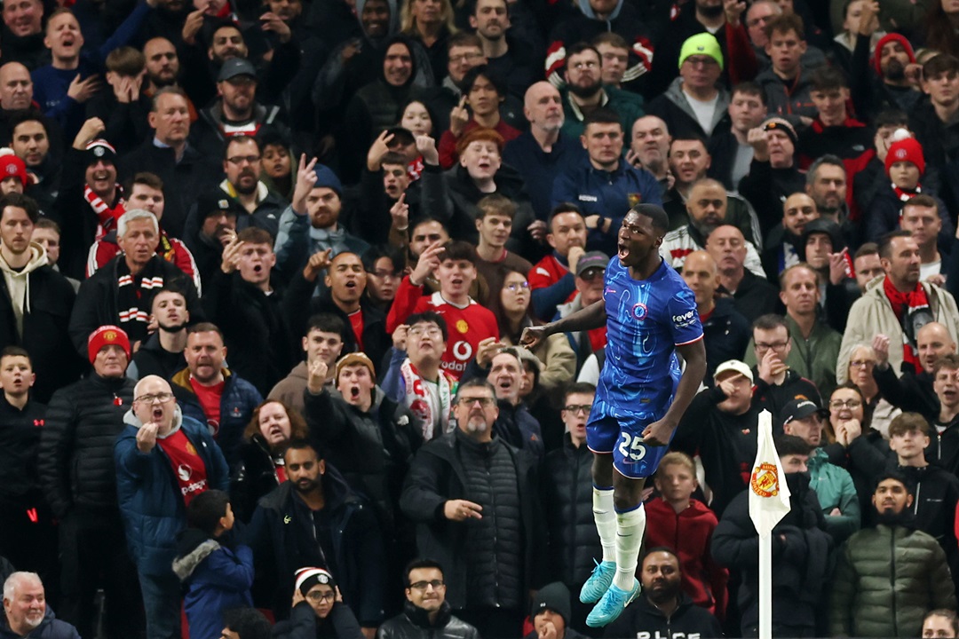La volea de Moisés Caicedo contra Manchester United, el mejor gol del mes en el Chelsea