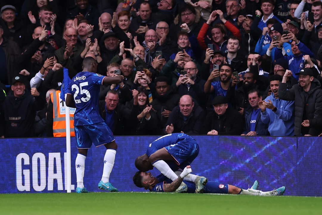 Chelsea, con un brillante Moisés Caicedo en doble labor de lateral y mediocentro, logra goleada sobre Aston Villa