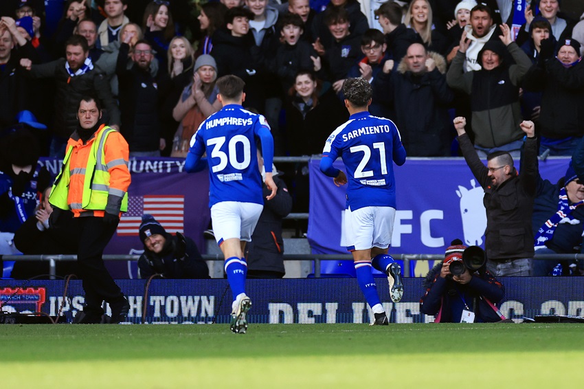 Jeremy Sarmiento se destaca con gol, pero el Ipswich Town cae frente a Maidstone y queda eliminado en la FA Cup