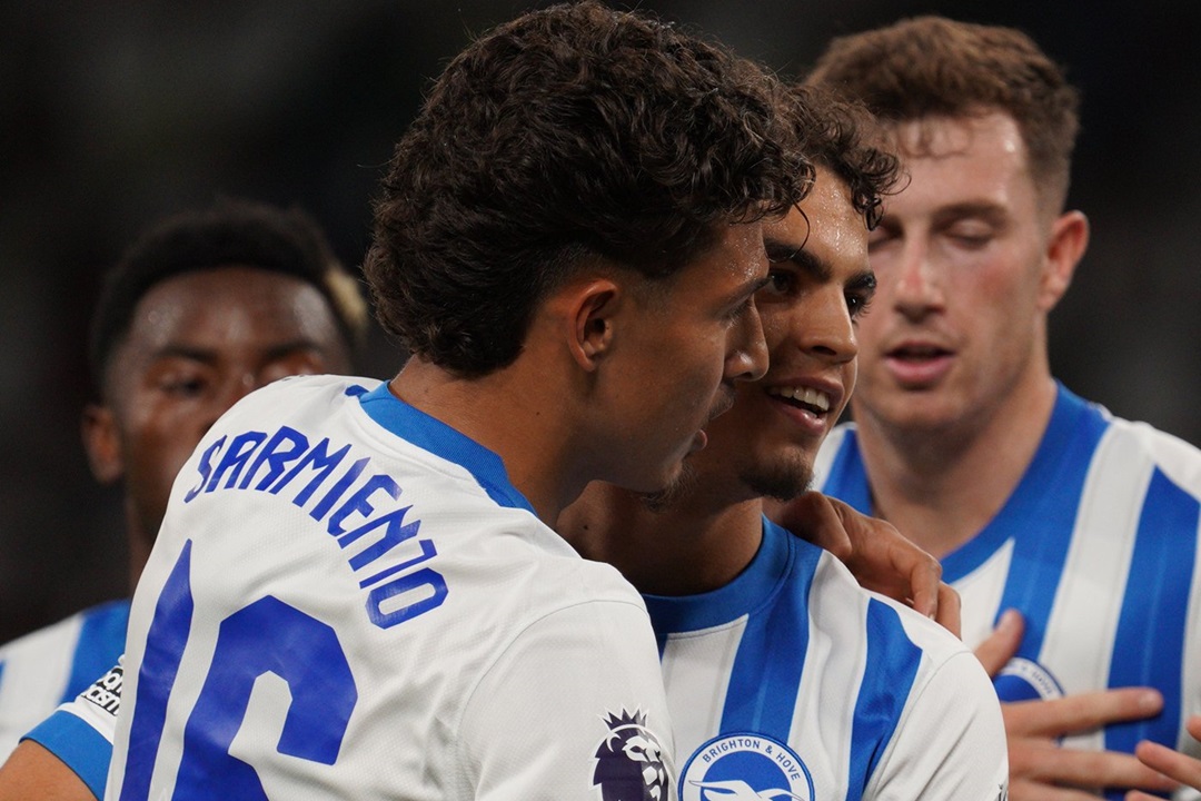Jeremy Sarmiento anota en goleada del Brighton contra Kashima
