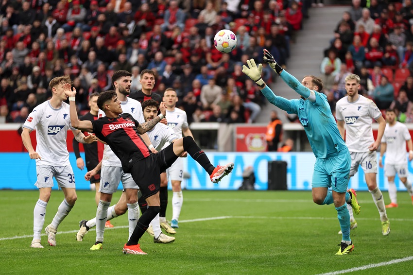 Bayer Leverkusen, con Piero Hincapié en la titularidad, extiende su invicto al lograr otra remontada agónica