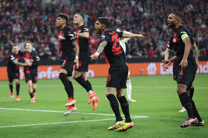 Bayer Leverkusen, con protagonismo de Piero Hincapié, salva el invicto en el último minuto ante Roma y clasifica a la final