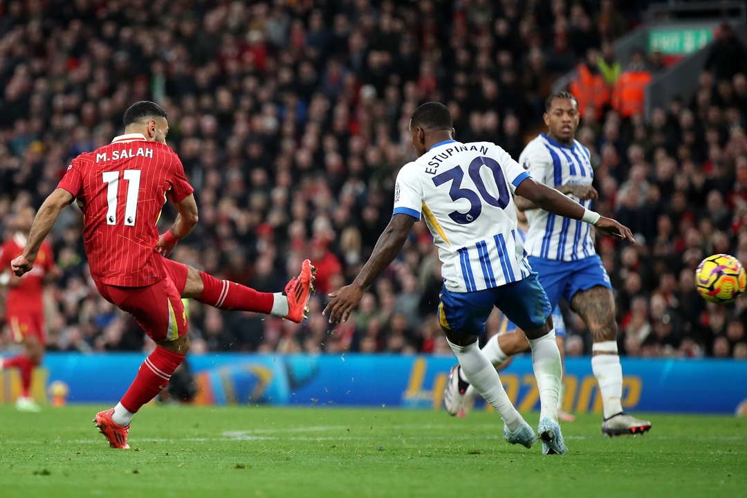 Brighton, con Pervis Estupiñán en la titularidad, sufre la remontada de Liverpool, que recupera el liderato