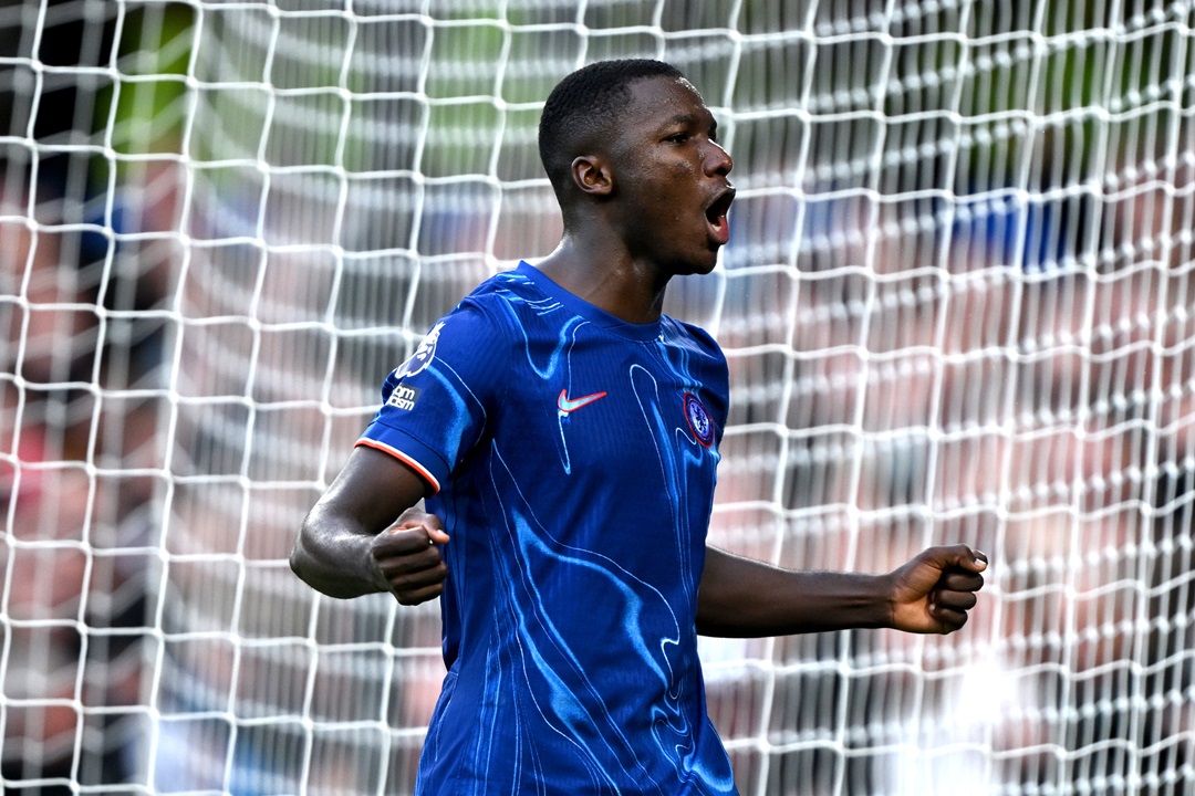 La Premier League destaca los números espectaculares de Moisés Caicedo y se pregunta si es el volante más completo