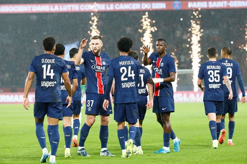 PSG, con liderazgo de Willian Pacho, toma distancia en la punta al vencer a Lens, que tiene a Jhoanner Chávez también de titular