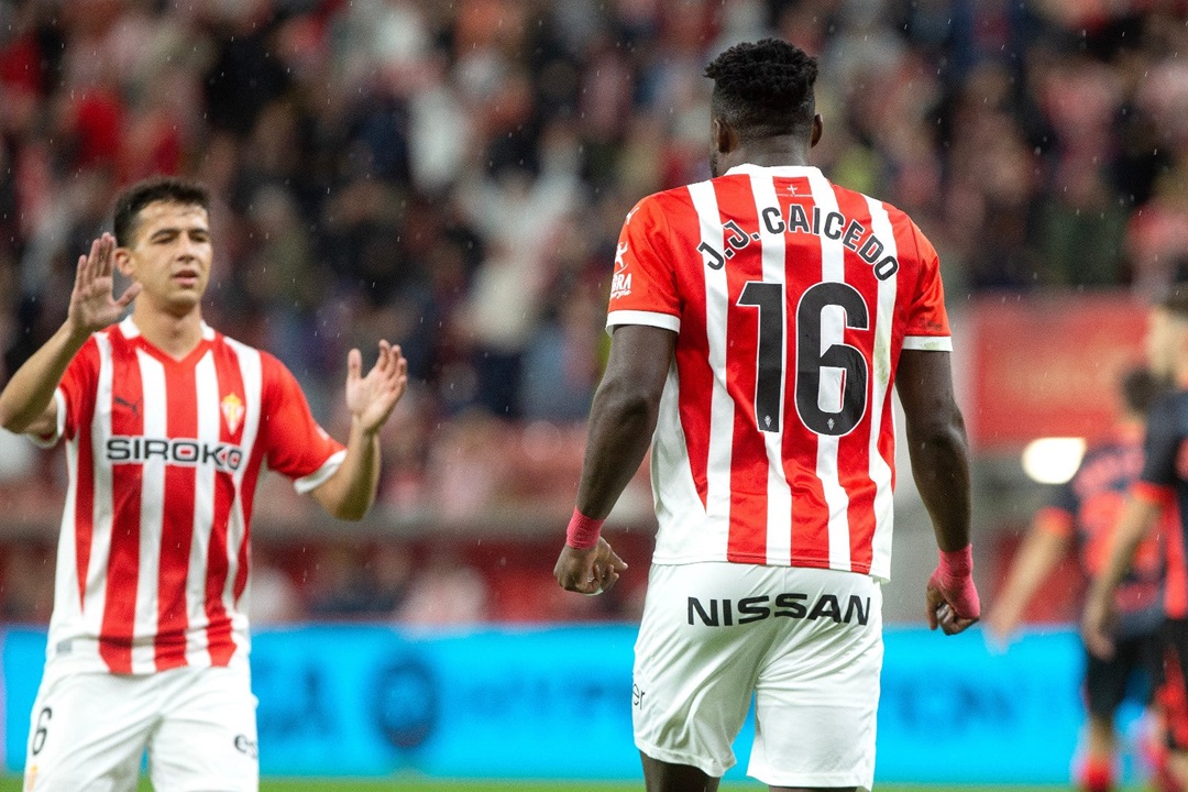Jordy Caicedo anota su primer gol con el Sporting de Gijón y lidera el triunfo ante Huesca