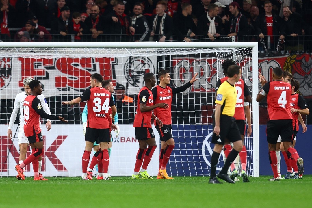 Bayer Leverkusen, que no exige a Piero Hincapié, golea a Elversberg y avanza a octavos en la Copa de Alemania