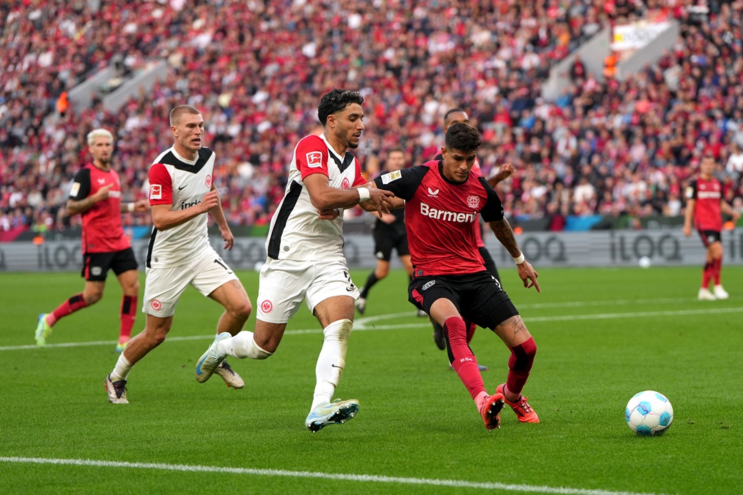 Bayer Leverkusen, con Piero Hincapié en la titularidad, logra la remontada ante Eintracht Frankfurt
