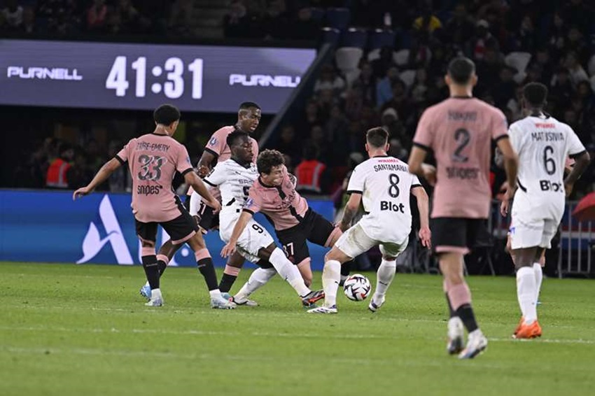 PSG, con un acertado Willian Pacho, derrota al Rennes y se mantiene en lo más alto
