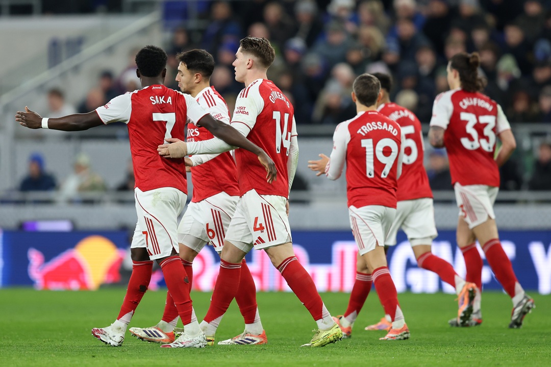Arsenal, con la solidez de Piero Hincapié, derrota al Everton y sostiene el liderato