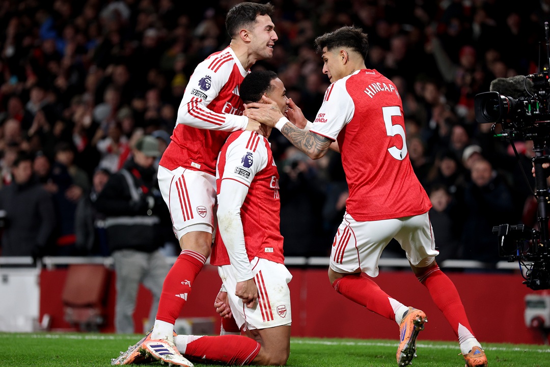 Arsenal, con el liderazgo de Piero Hincapié, golea al Aston Villa y se consolida en la punta
