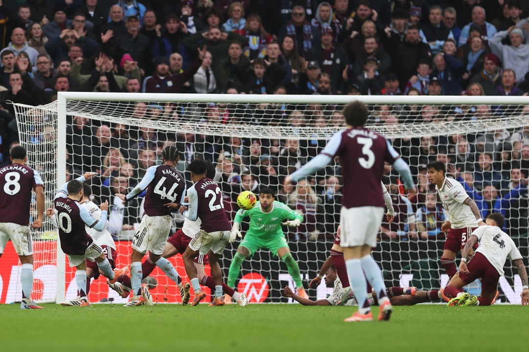 Arsenal, con Piero Hincapié de titular, sufre derrota al último minuto ante Aston Villa