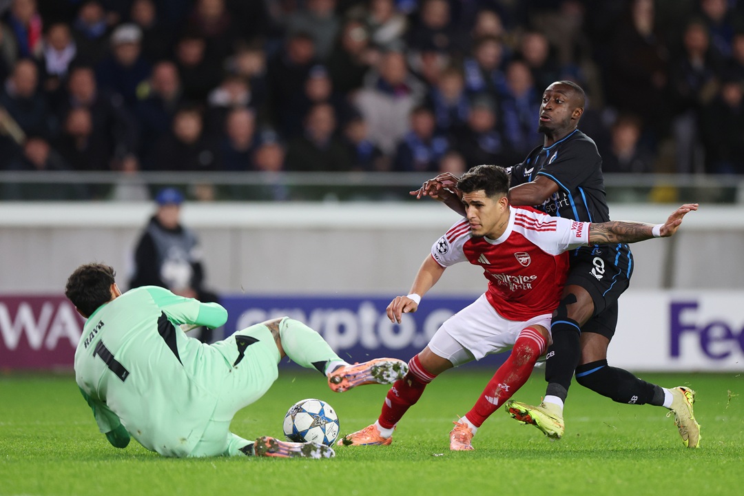 Arsenal golea al Club Brujas y está prácticamente en octavos; Piero Hincapié gana el duelo a Joel Ordóñez