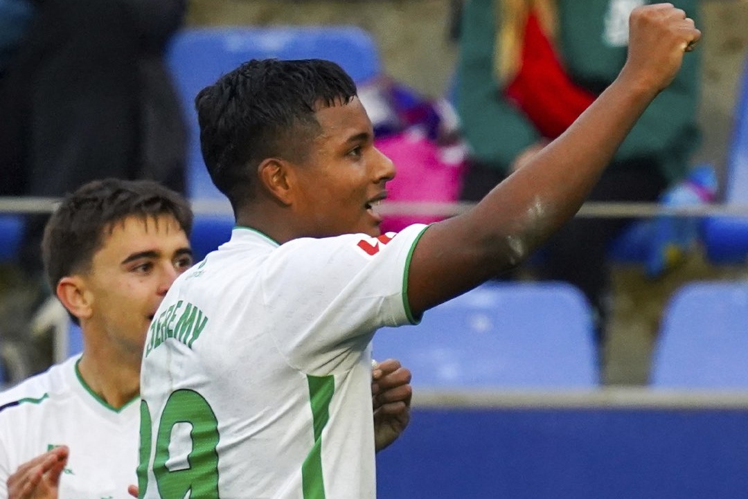 Jeremy Arévalo convierte un gol en el empate del Racing de Santander contra Huesca
