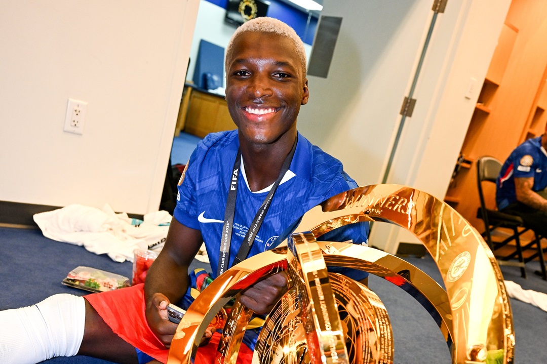 Moisés Caicedo, premiado con el Balón de Bronce del Mundial de Clubes