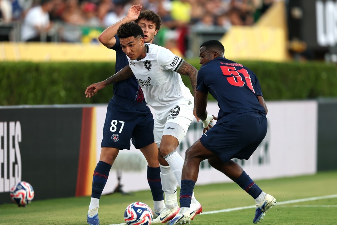 Botafogo sorprende a PSG, con Willian Pacho de titular, y asume el liderato