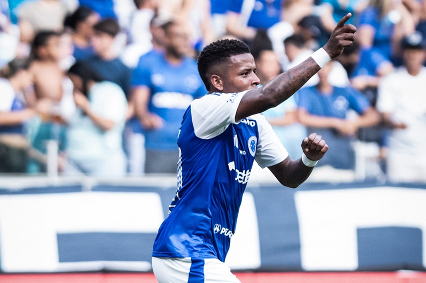 Keny Arroyo anota su primer gol y sella triunfo de Cruzeiro contra Vitória