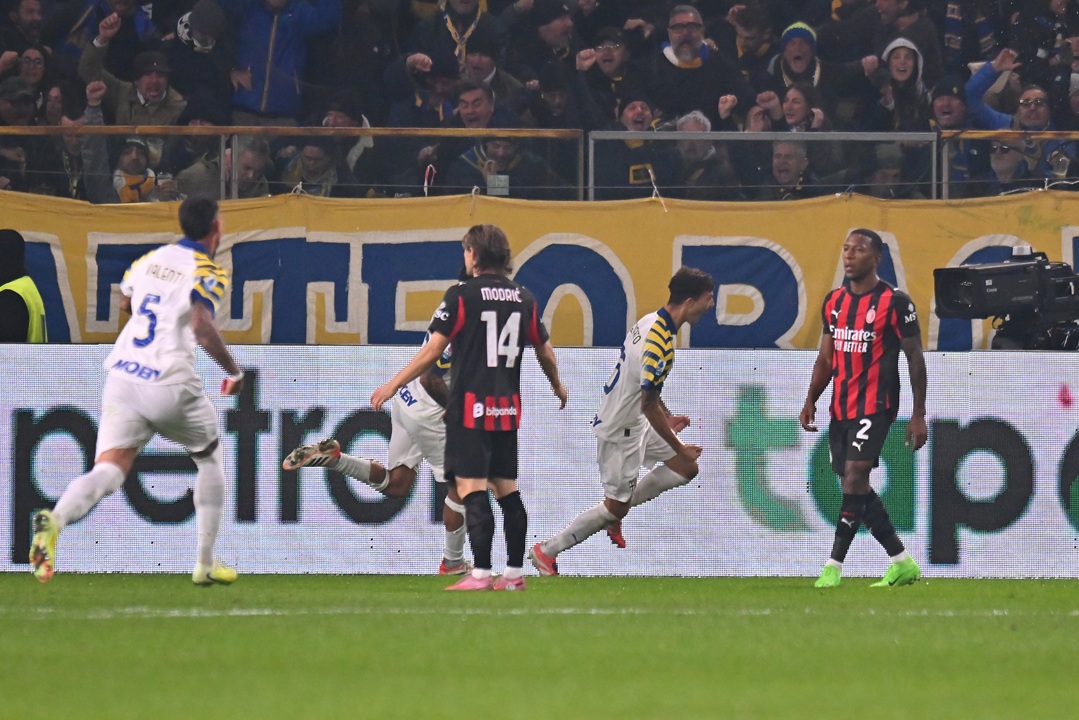 El AC Milan, con un regreso errático de Pervis Estupiñán, no sostiene la ventaja y empata con Parma