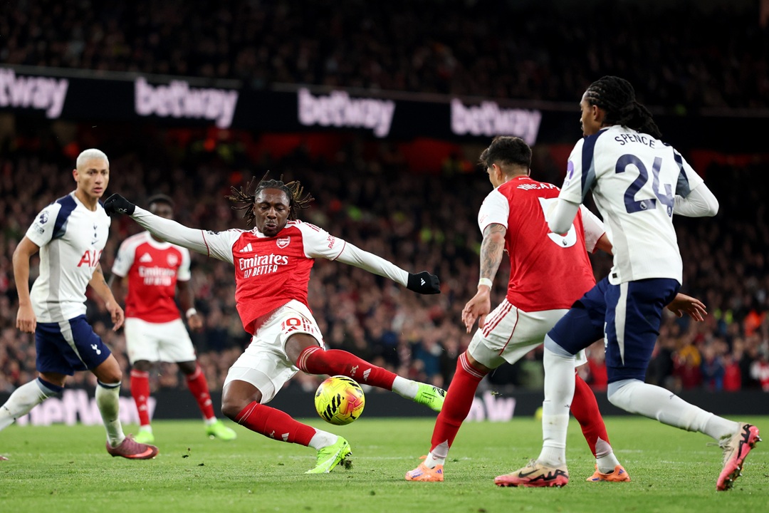 Arsenal, con titularidad de Piero Hincapié, golea a Tottenham y sostiene su ventaja en la cima