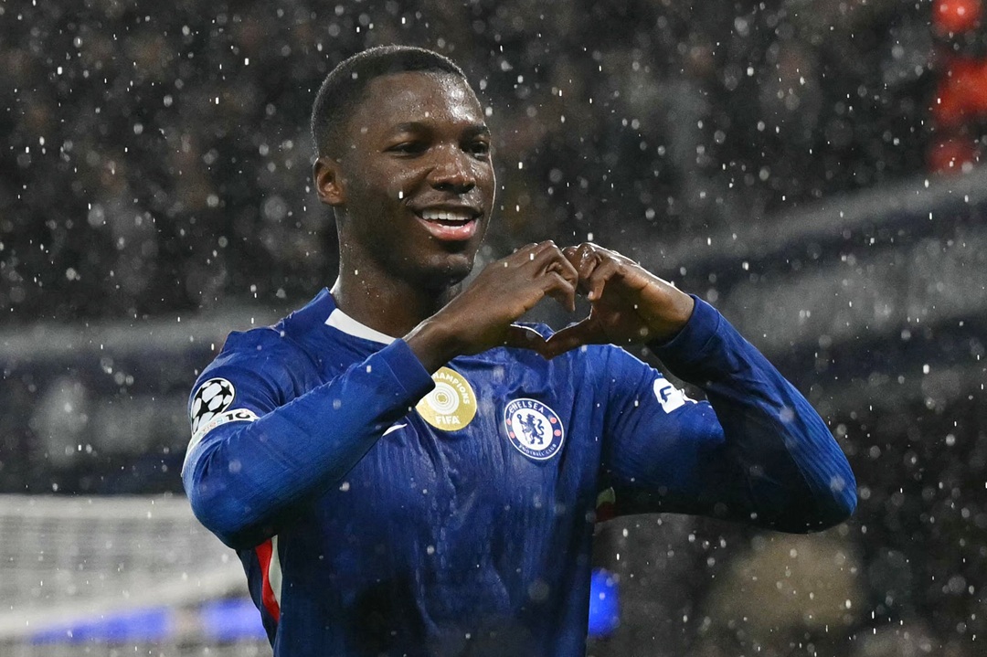 Primer gol de Moisés Caicedo en la Champions League y Chelsea aplasta al Ajax