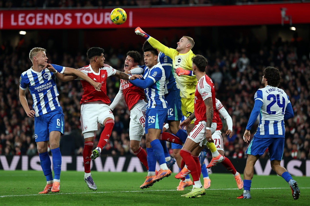Piero Hincapié estrena titularidad con el Arsenal en triunfo sobre Brighton y pase a cuartos de la Copa de la Liga