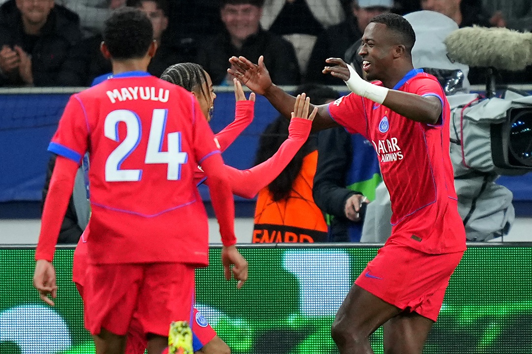 Willian Pacho se estrena como goleador con el PSG y abre la victoria aplastante ante Bayer Leverkusen