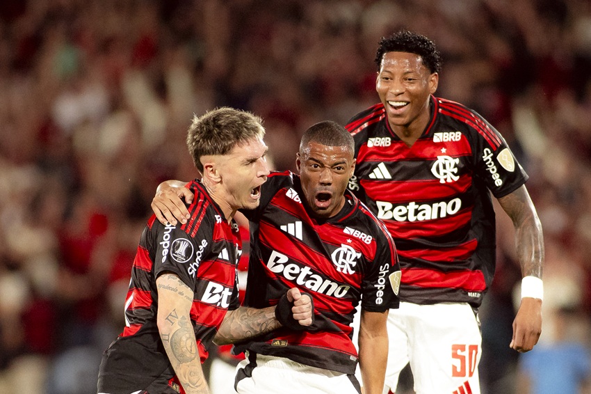 Gonzalo Plata da asistencia en triunfo de Flamengo contra Estudiantes, pero es expulsado en el final