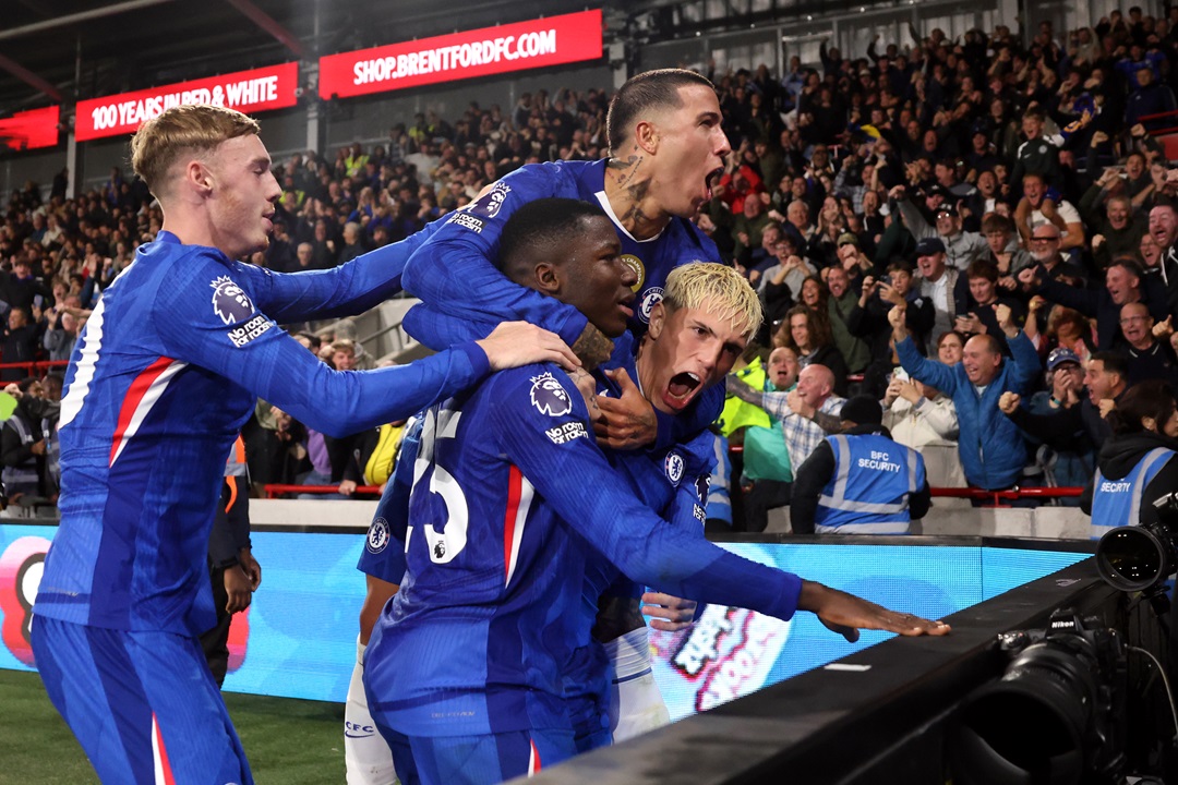 Moisés Caicedo marca un golazo en el empate del Chelsea frente al Brentford