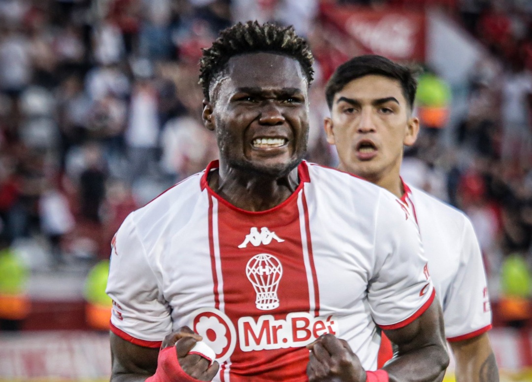 Jordy Caicedo anota por tercer partido seguido y sella el empate de Huracán contra Tigre