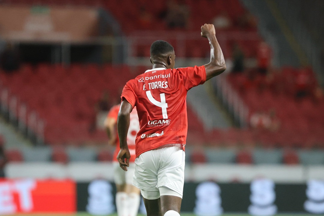 Félix Torres se estrena con gol y sella la victoria del Internacional