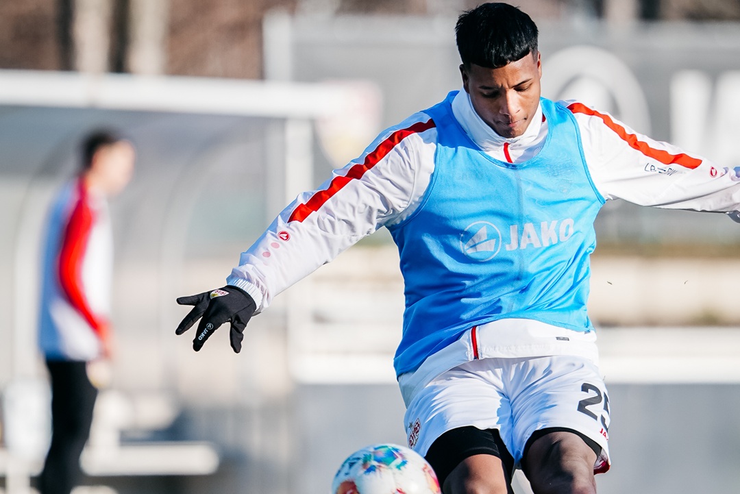 Jeremy Arévalo suma sus primeros minutos con el Stuttgart en partido amistoso