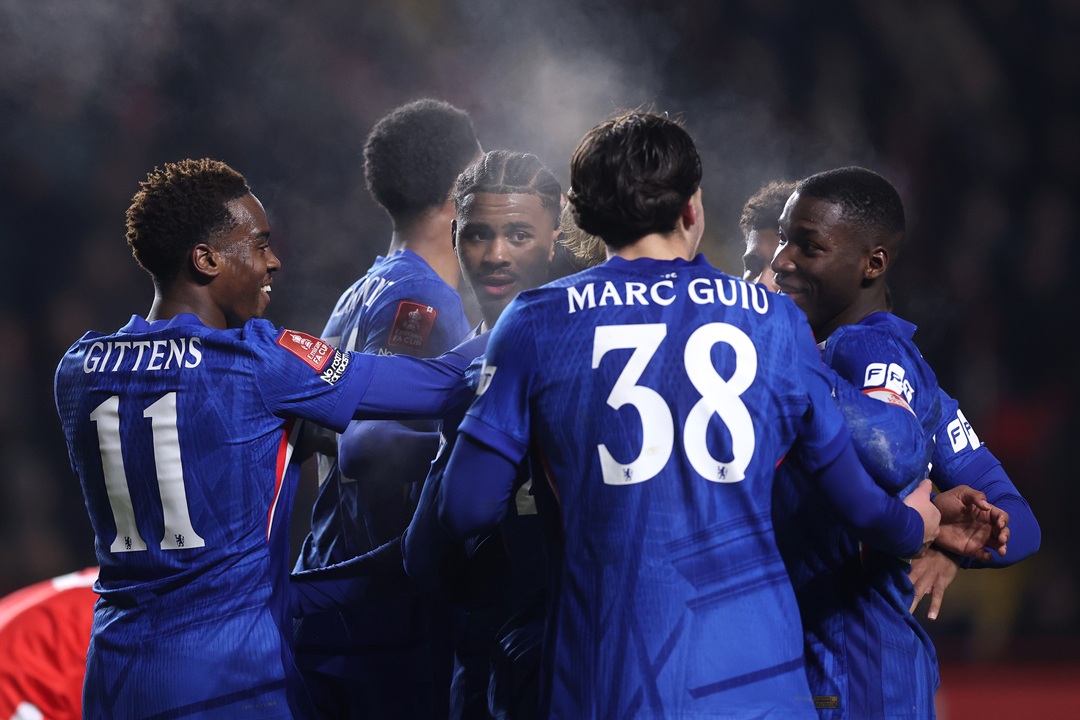 Chelsea, con Moisés Caicedo titular y el debut de Liam Rosenior, golea a Charlton y avanza en la FA Cup