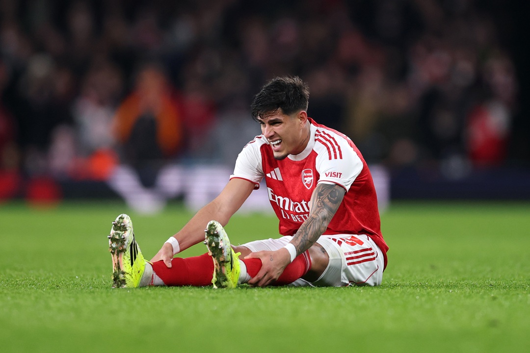 Piero Hincapié sufre lesión y el Arsenal cede el empate ante Liverpool