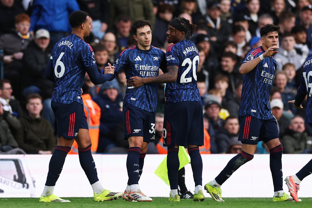 Piero Hincapié responde de lateral y el Arsenal se recupera con goleada sobre Leeds